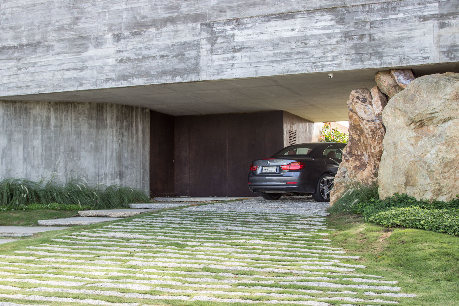 Pergolado e revestimento em aço corten, Belas Artes Estruturas Avançadas Belas Artes Estruturas Avançadas Garage Doors Iron/Steel