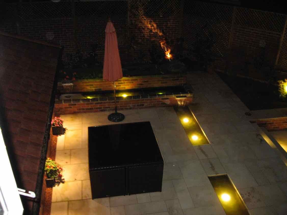 Dining area at night Jane Harries Garden Designs Jardins modernos Pedra