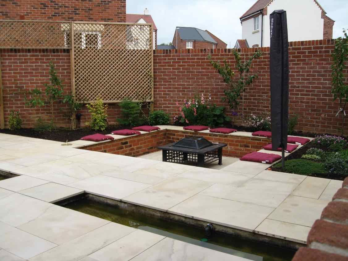 View from dining area to firepit Jane Harries Garden Designs Jardin moderne