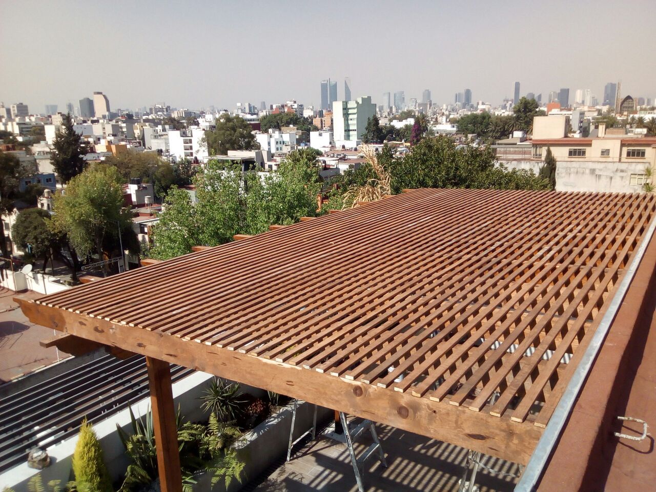 Pérgola y marimbado de madera. Tlalpan, Materia Viva S.A. de C.V. Materia Viva S.A. de C.V. Balcones y terrazas rústicos