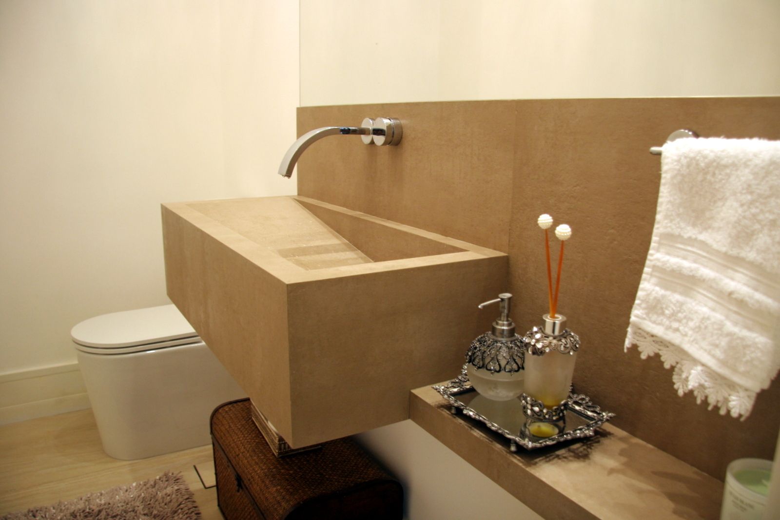 Lavabo com lavatório em porcelanato Moussi Arquitetura Banheiros modernos