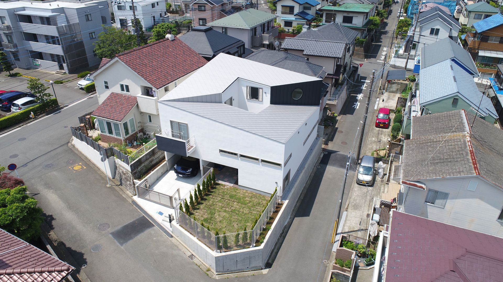 スロープの家・卍（愛犬家・愛猫家住宅）, 前田敦計画工房 前田敦計画工房 Roof