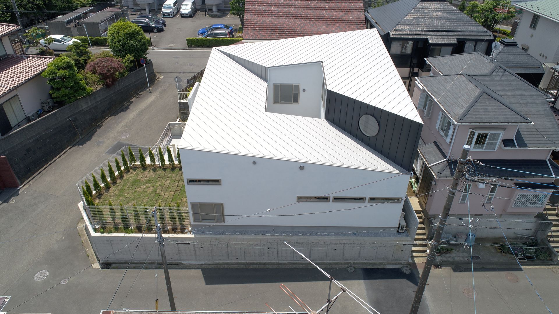 スロープの家・卍（愛犬家・愛猫家住宅）, 前田敦計画工房 前田敦計画工房 Flat roof