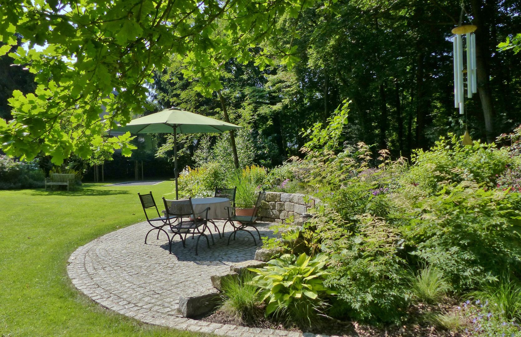 Sitzplatz am Waldbeet KAISER + KAISER - Visionen für Freiräume GbR Garten im Landhausstil Granitpflaster,Trockenmauer,Sitzgruppe,Schattenstauden