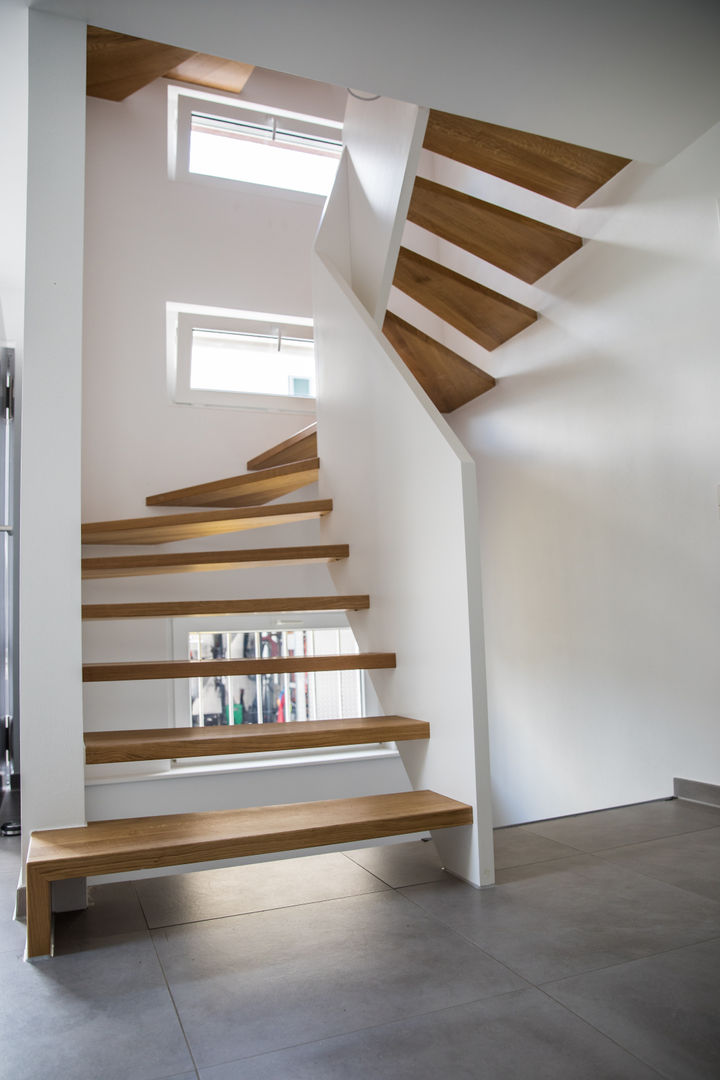 Moderne Wendeltreppe mit Eichenstufen, Holzmanufaktur Ballert e.K. Holzmanufaktur Ballert e.K. Pasillos, vestíbulos y escaleras modernos Madera Acabado en madera