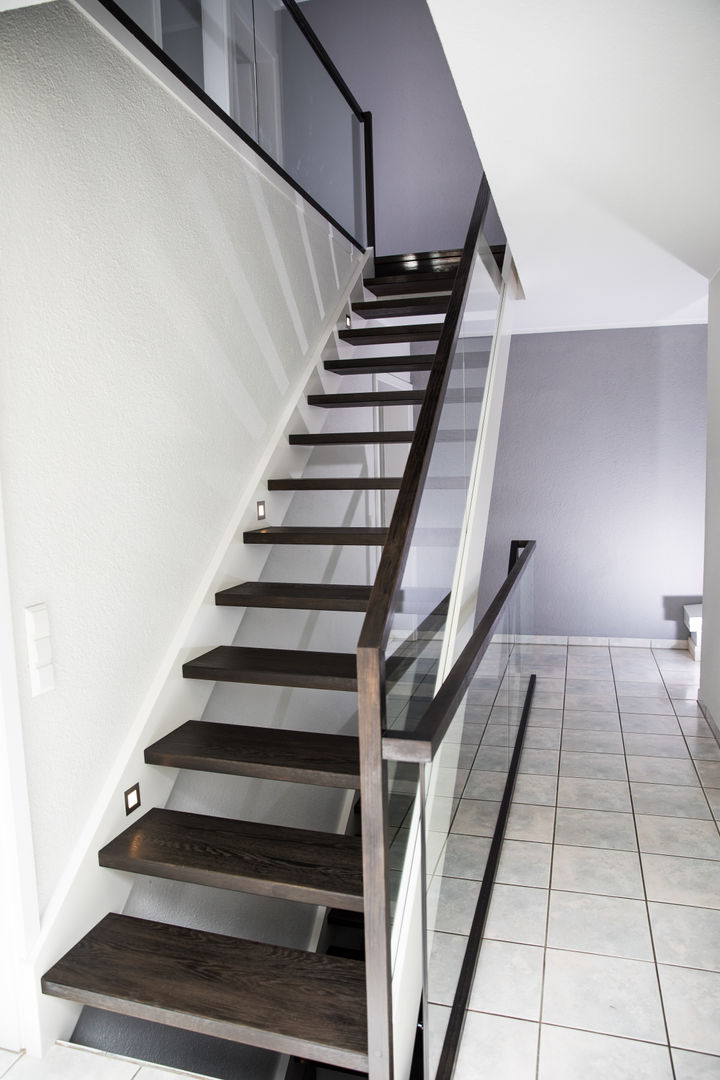 Gerade Treppe mit Glasgeländer, Holzmanufaktur Ballert e.K. Holzmanufaktur Ballert e.K. Modern Corridor, Hallway and Staircase