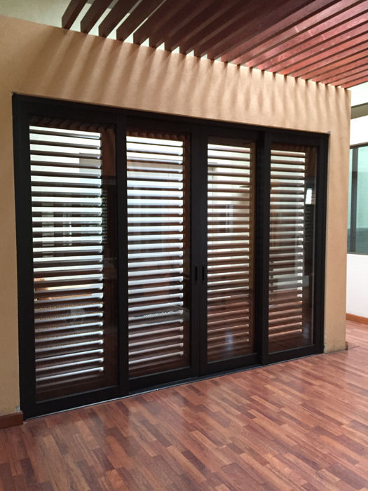 homify Cửa sổ & cửa ra vào phong cách kinh điển Nhôm / Kẽm Blinds & shutters