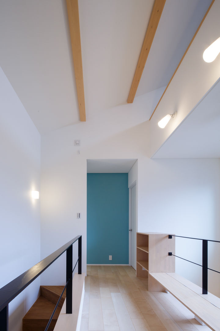 H・ｈ（渡り廊下のある家）, Studio REI 一級建築士事務所 Studio REI 一級建築士事務所 Eclectic style corridor, hallway & stairs