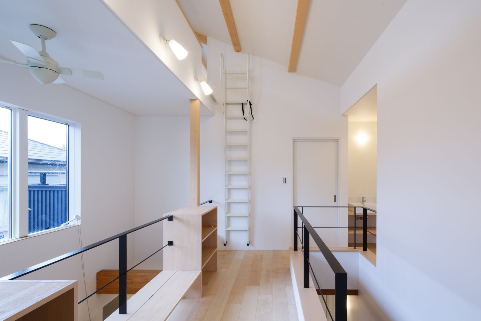 H・ｈ（渡り廊下のある家）, Studio REI 一級建築士事務所 Studio REI 一級建築士事務所 Eclectic style corridor, hallway & stairs