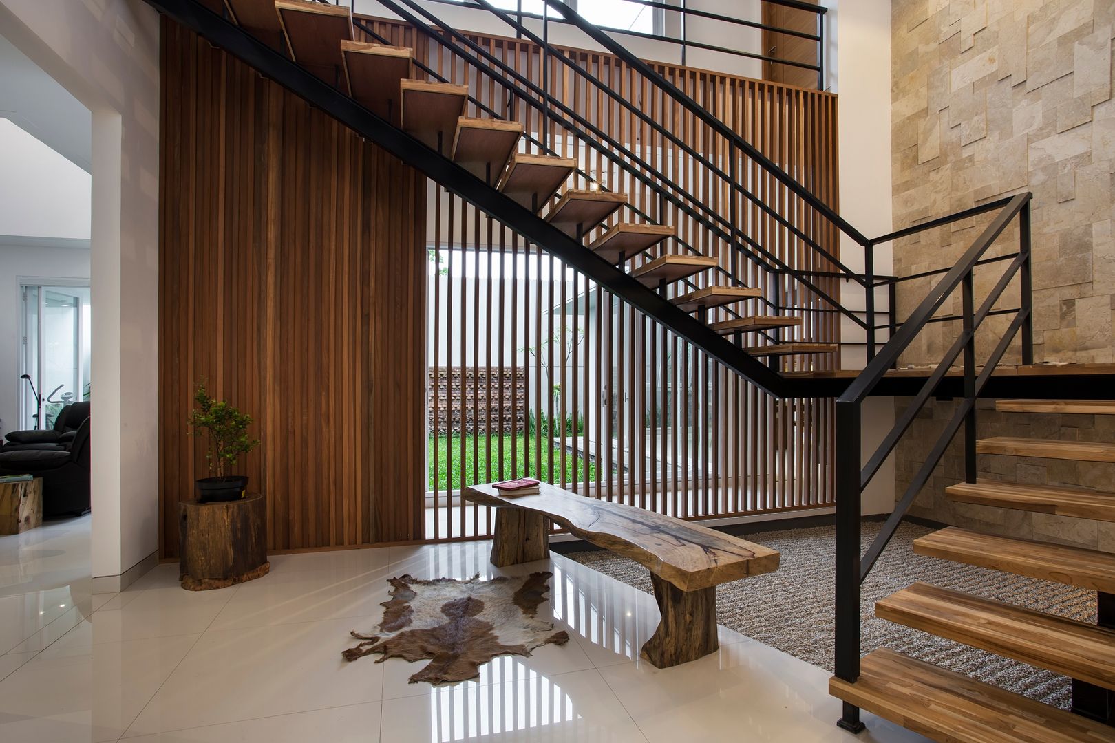 kbp house, e.Re studio architects e.Re studio architects Modern corridor, hallway & stairs