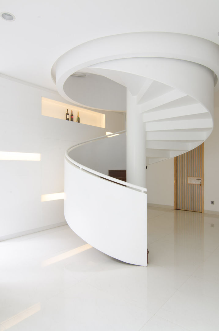 prv a126, e.Re studio architects e.Re studio architects Pasillos, vestíbulos y escaleras de estilo moderno