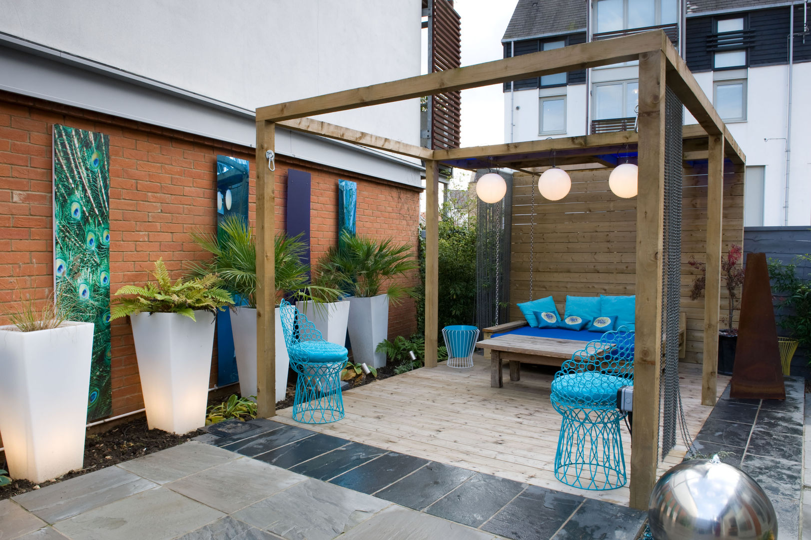 Pergola in courtyard garden Earth Designs 모던스타일 정원 pergola,slate,blue,smallgarden,tropicalplanting,decking,gardenlighting,ferns