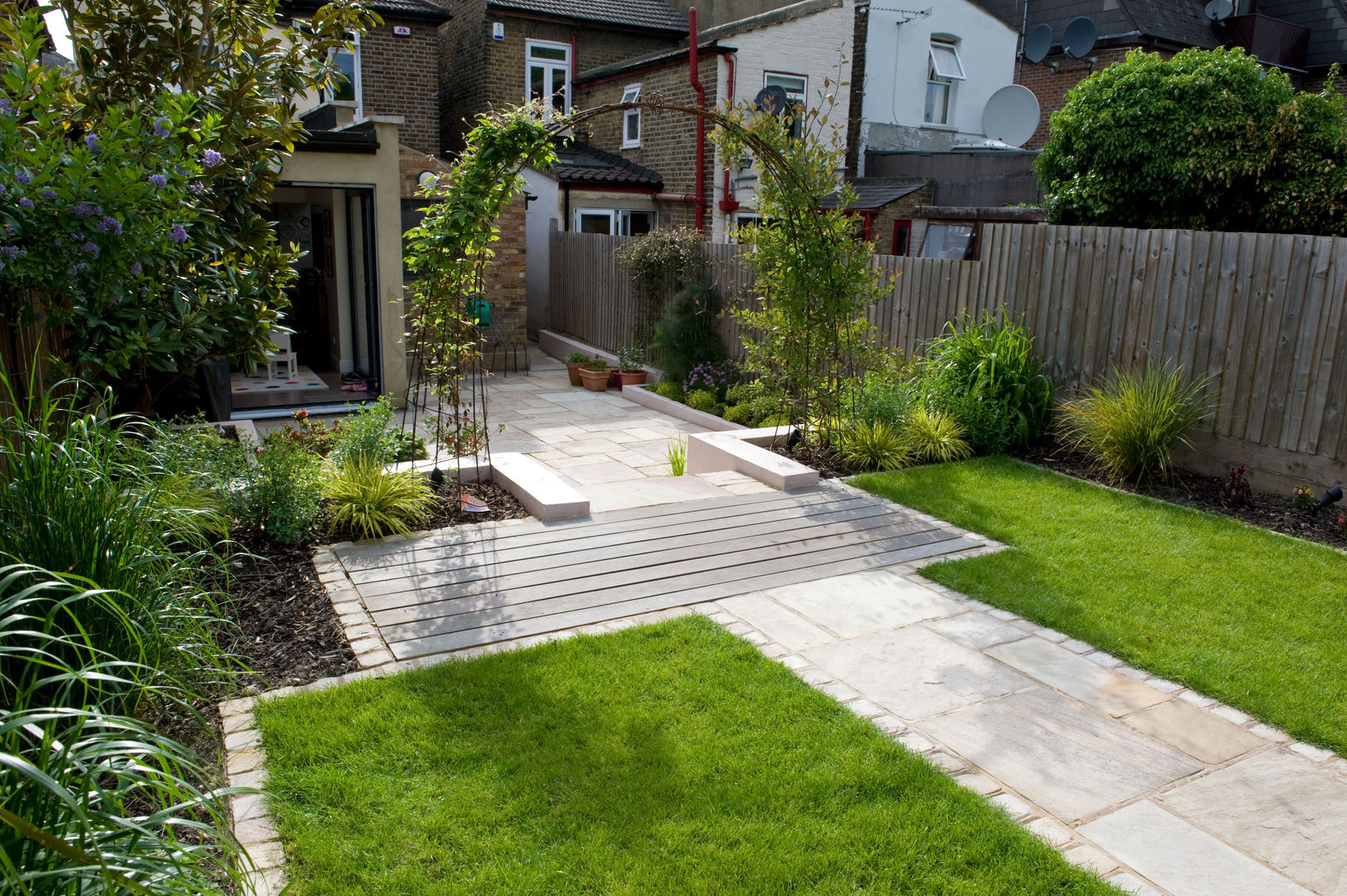 MOROCCAN GARDEN IN WALTHAMSTOW EAST LONDON, Earth Designs Earth Designs Jardins ecléticos