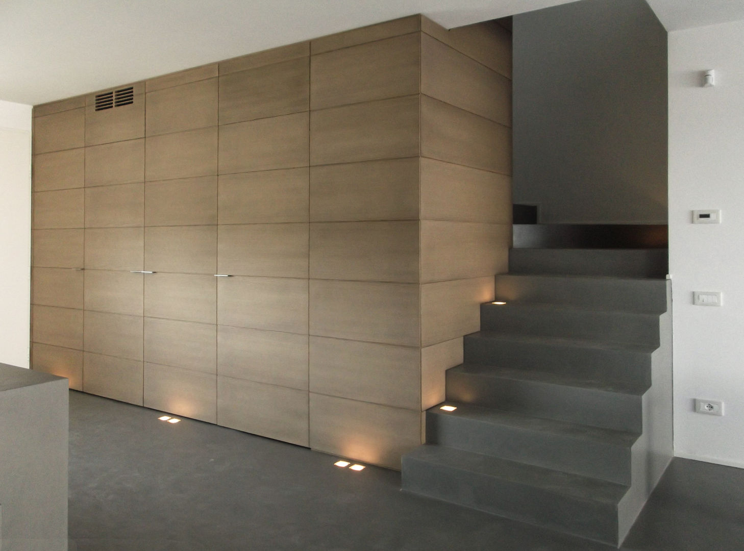 entrance and stairs Moro Progetti Modern corridor, hallway & stairs Wood Wood effect