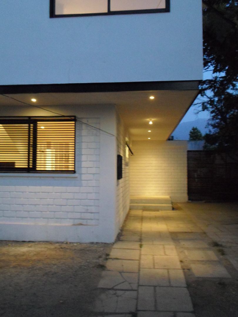 CASA BELLO HORIZONTE, [ER+] Arquitectura y Construcción [ER+] Arquitectura y Construcción Minimalist garage/shed