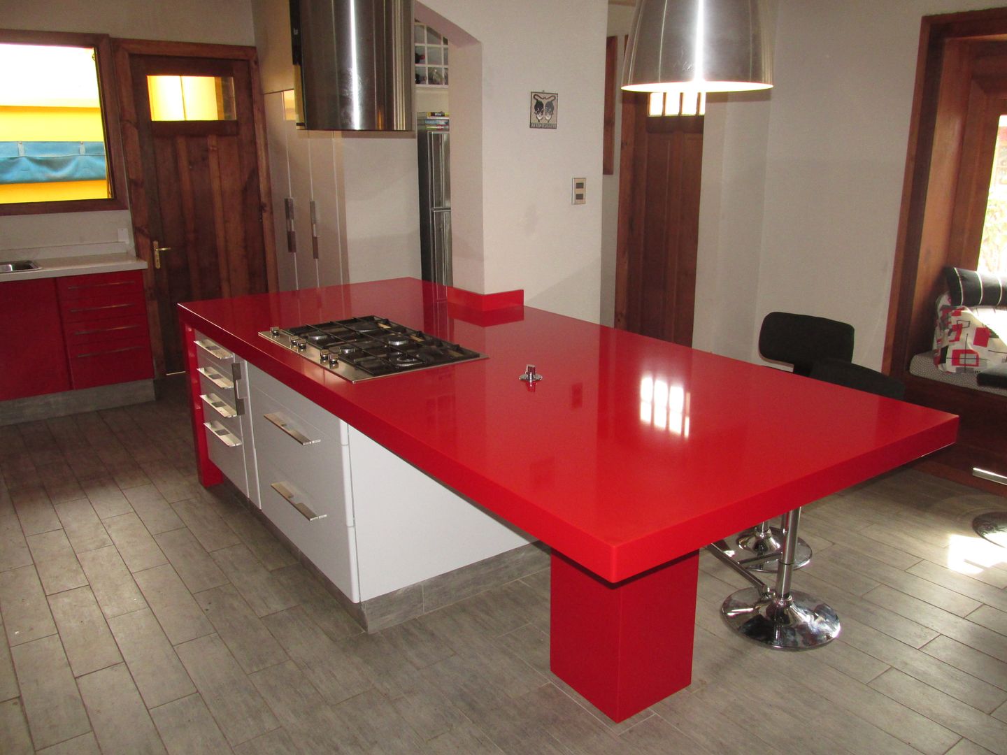 Isla de cocina cubierta Silestone rojo ABS Diseños & Muebles Cocinas de estilo minimalista Cuarzo Estanterías y gavetas