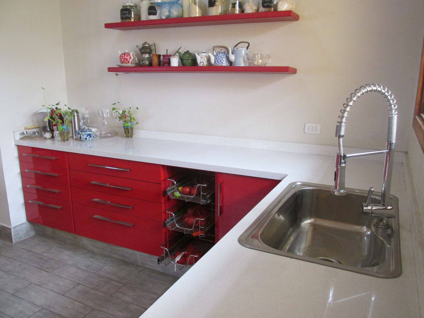 Muebles de cocina laminado rojo con cubierta cuarzo Silestone blanca ABS Diseños & Muebles Cocinas de estilo minimalista Cuarzo gabinetes y muebles de cocina,cubierta Silestone,cocina minimalista,Fregaderos y grifería