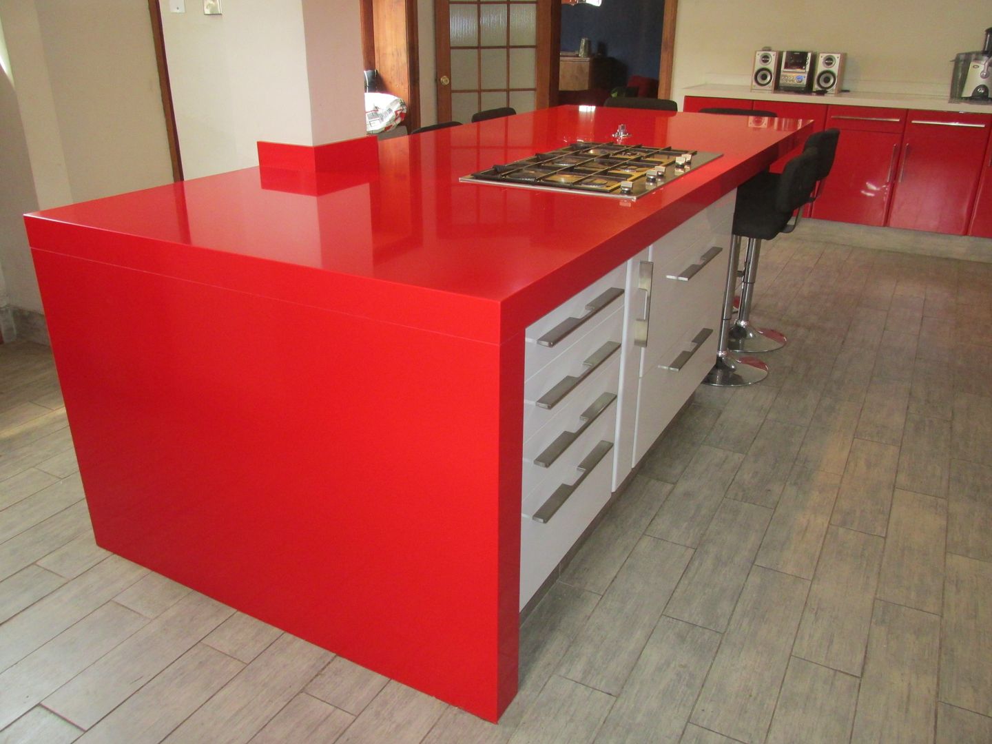 Mueble isla de cocina blanco con cubierta de cuarzo Silestone rojo ABS Diseños & Muebles Cocinas de estilo minimalista Cuarzo Estanterías y gavetas