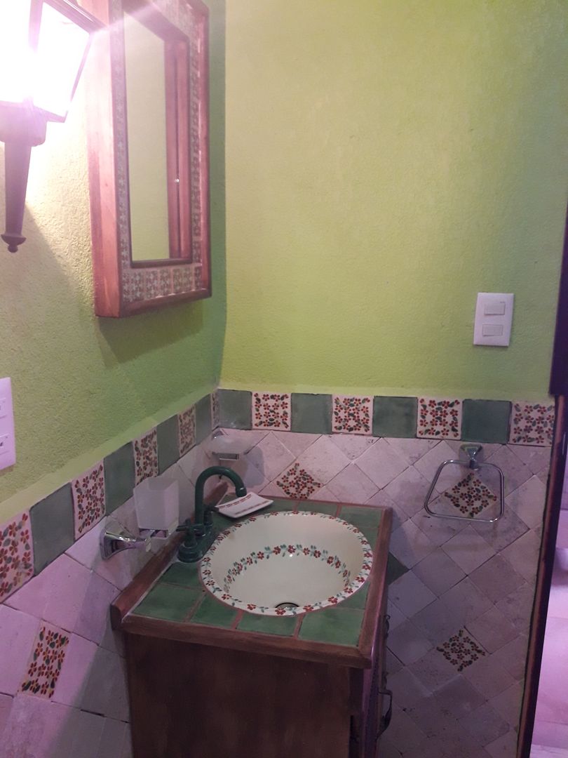 Baños con Talavera, Rústicos Artesanales Rústicos Artesanales Baños de estilo rústico Azulejos Lavabos