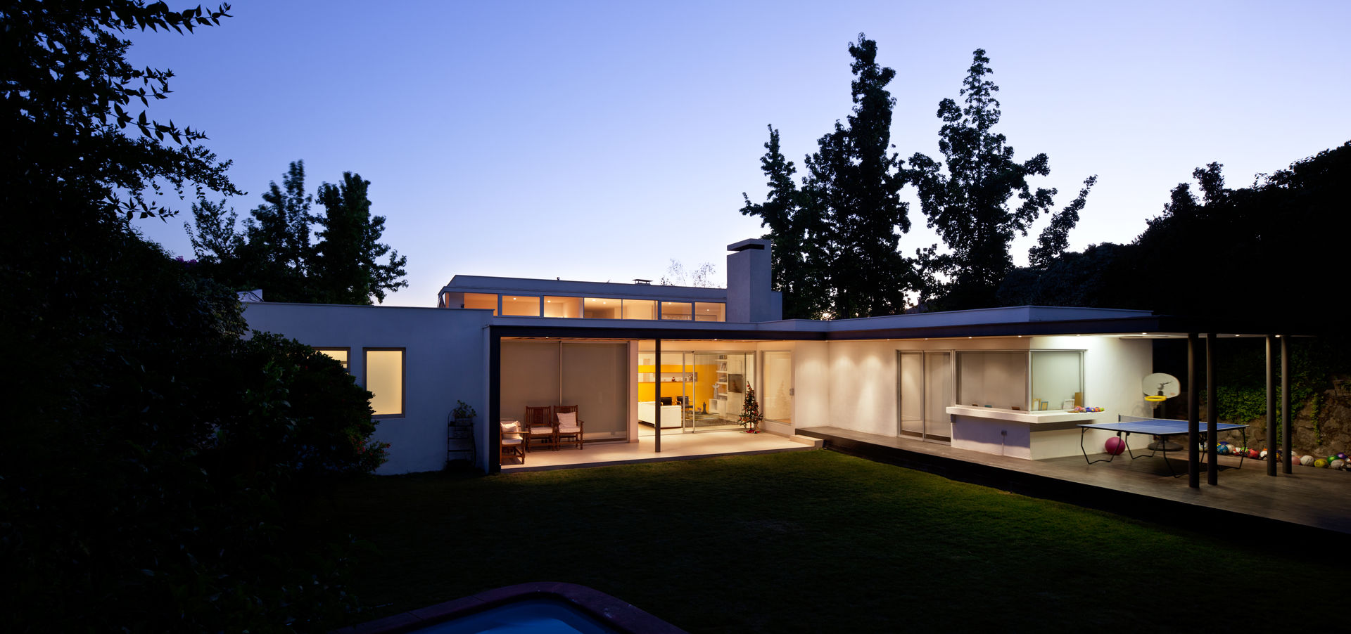 Ampliación y Remodelación de Casa Carreño en Vitacura, Santiago, [ER+] Arquitectura y Construcción [ER+] Arquitectura y Construcción فناء أمامي