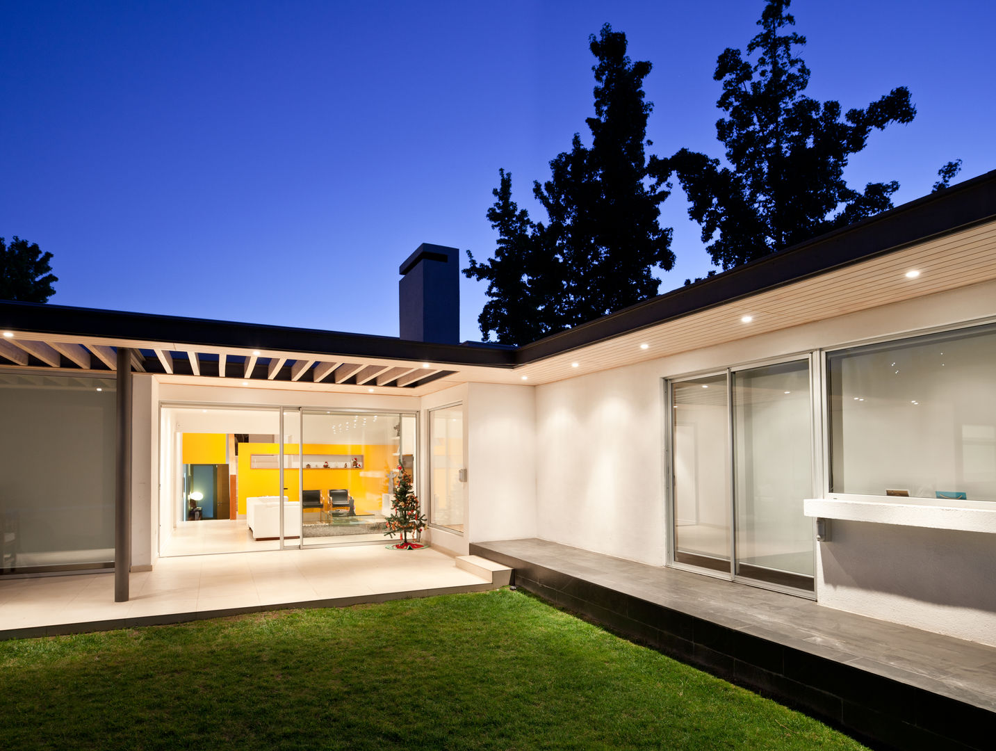 Ampliación y Remodelación de Casa Carreño en Vitacura, Santiago, [ER+] Arquitectura y Construcción [ER+] Arquitectura y Construcción Minimalistyczny balkon, taras i weranda