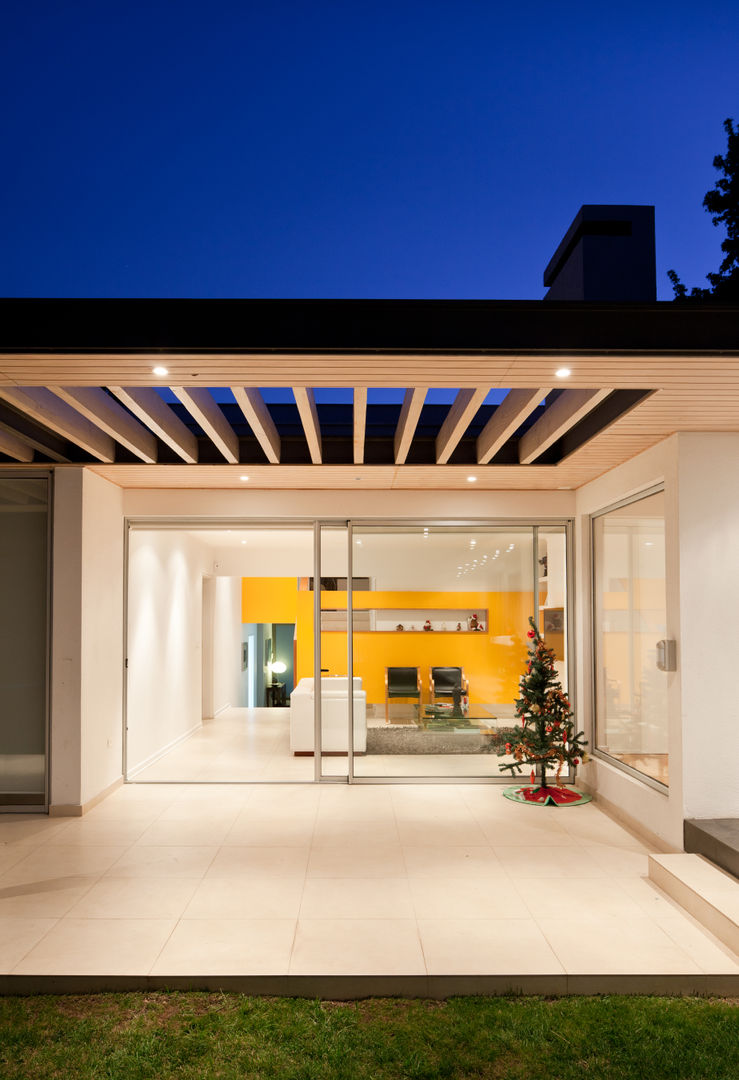 Ampliación y Remodelación de Casa Carreño en Vitacura, Santiago, [ER+] Arquitectura y Construcción [ER+] Arquitectura y Construcción Balcone, Veranda & Terrazza in stile minimalista