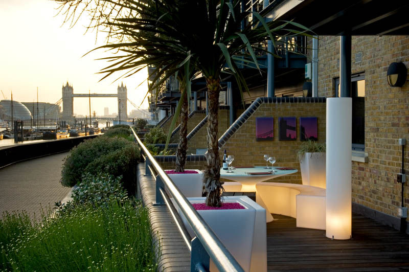 View to Tower Bridge from roof garden Earth Designs モダンな庭 roofgarden,wapping,towerbridge,deck,illuminated,gardenfurniture