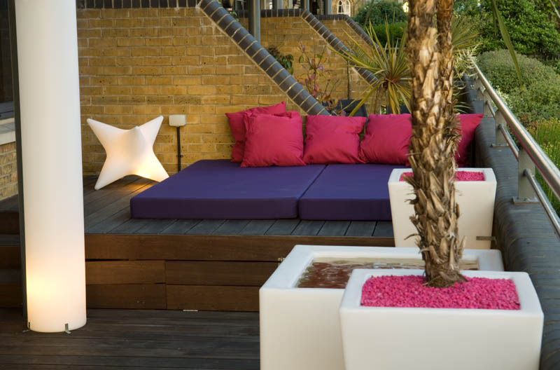 Daybed, outdoor cushions and illuminated planters Earth Designs Modern Garden outdoorcushions,daybed,decking,waterfeature,cushions,palmtree,palm