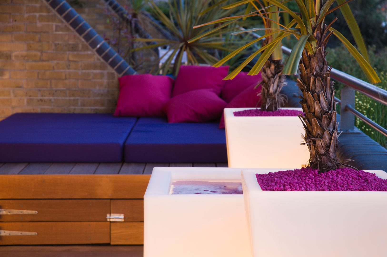 Illuminated planters, water feature and daybed. Earth Designs Jardines modernos: Ideas, imágenes y decoración daybed,cushions,planter,waterfeature,water,storage,planters,pots