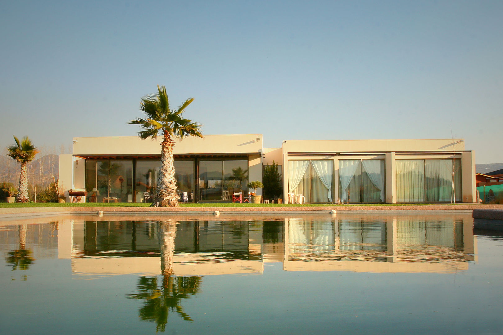 CASA FUENZALIDA, [ER+] Arquitectura y Construcción [ER+] Arquitectura y Construcción Casas de estilo minimalista