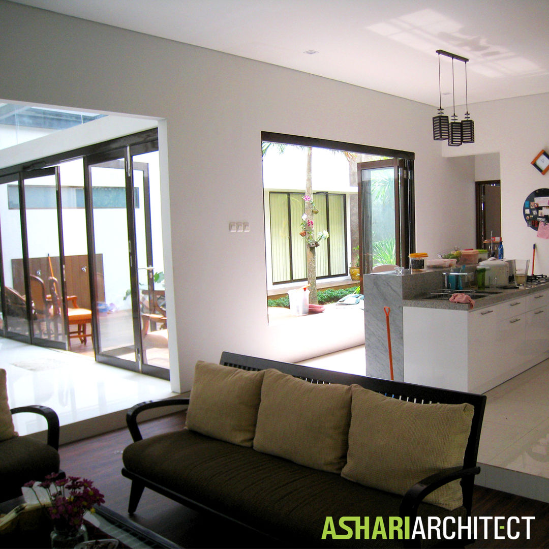 Kalibata House, Ashari Architect Ashari Architect Kitchen units