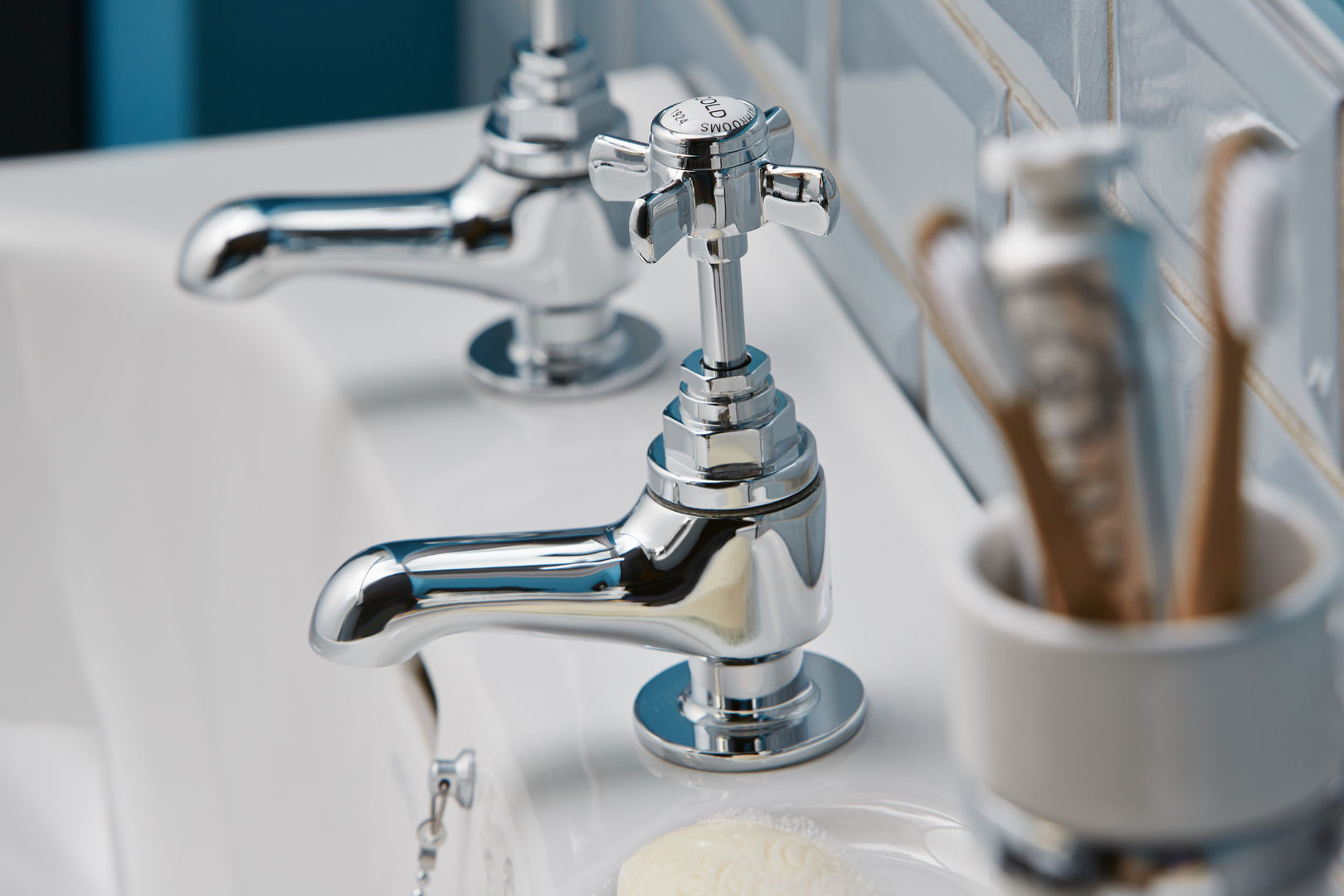 Dawlish basin taps homify Phòng tắm phong cách kinh điển Dawlish
