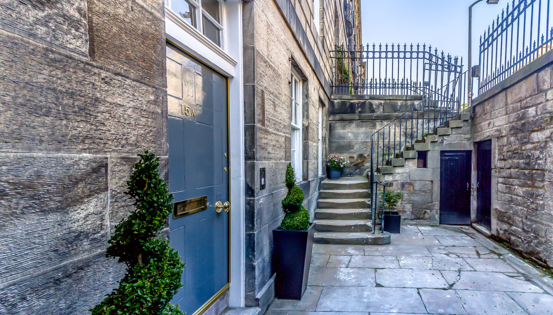 Entrance to a refurbished listed basement flat, Edinburgh New Town Capital A Architecture pintu depan edinburgh,new town,refurbishment