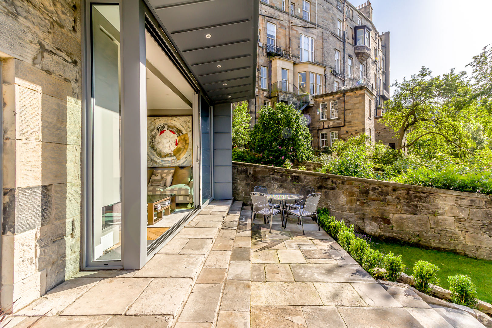 Contemporary Extension to the Rear of a Listed Flat in Edinburgh New Town Capital A Architecture Conjunto residencial garden room,edinburgh,paving,stone,zinc,cantilever,modern,contemporary