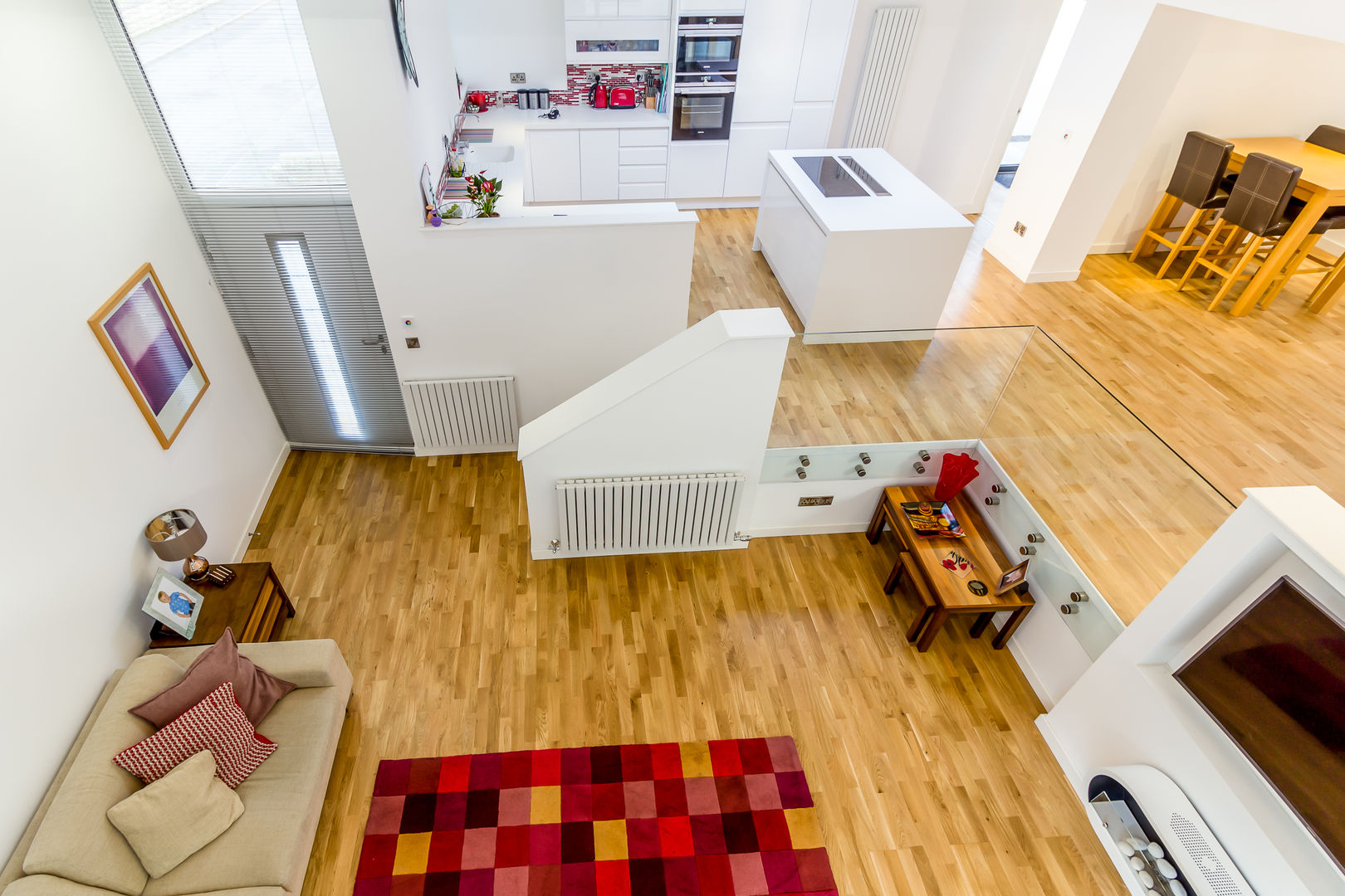 ​The extension houses the open plan kitchen / living / dining space. Capital A Architecture モダンデザインの リビング mezzanine,gallery,open plan,kitchen,living,dining