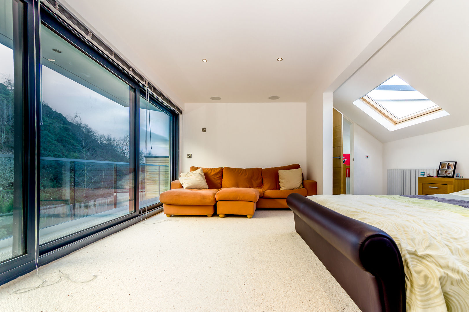 Master Bedroom With Balcony Capital A Architecture モダンスタイルの寝室 master,bedroom,patio,dormer,balcony,edinburgh,modern,contemporary