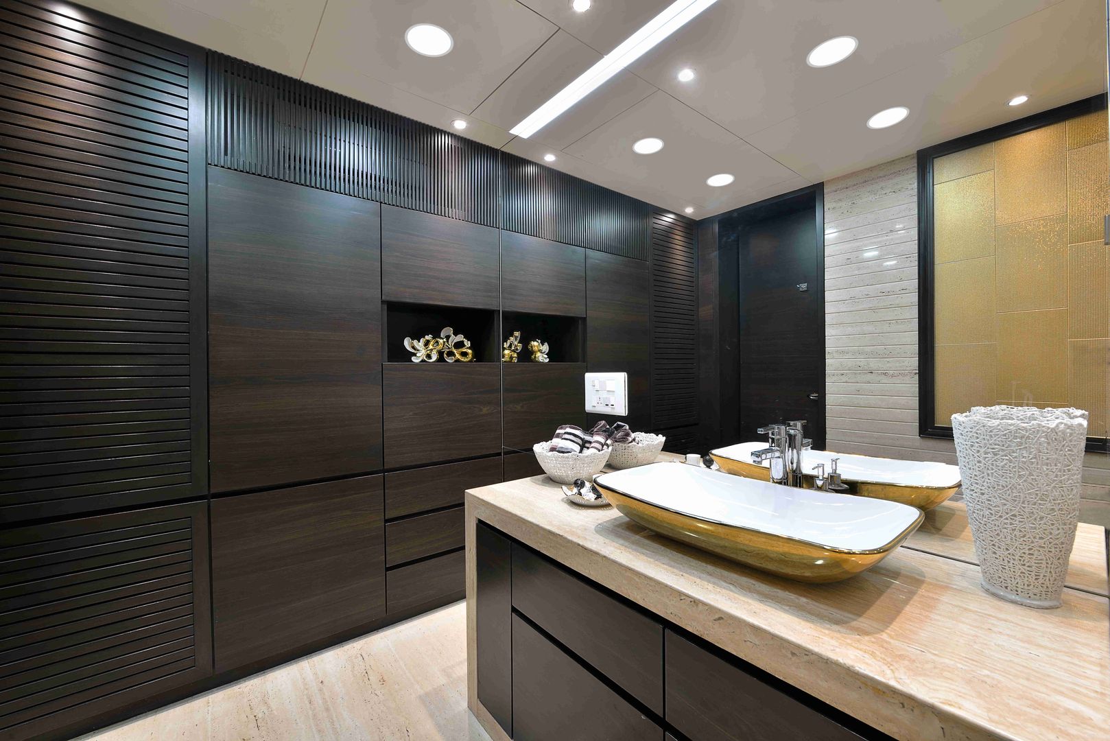 homify Modern bathroom