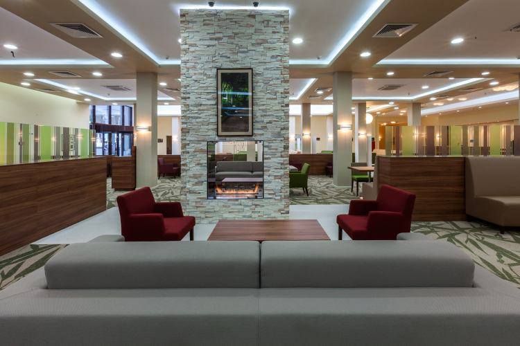 Fireplace in Hilton Garden Inn Moscow New Riga, S. T. Unicom Pvt. Ltd. S. T. Unicom Pvt. Ltd. 모던스타일 거실 벽난로 & 액세서리