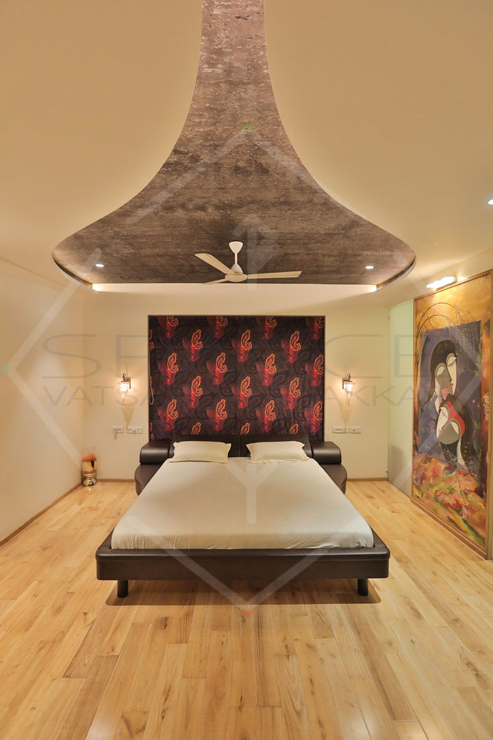 Capital Green - 3, SPACCE INTERIORS SPACCE INTERIORS Asian style bedroom Picture frame,Building,Wood,Lighting,Interior design,Comfort,House,Table,Art,Floor