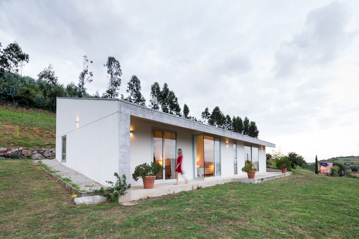 La Carrionina, Adriana Martínez Adriana Martínez Casas rurales Hormigón Planta,Cielo,Edificio,Nube,casa,Árbol,Ventana,lote de terreno,Pendiente,Puerta