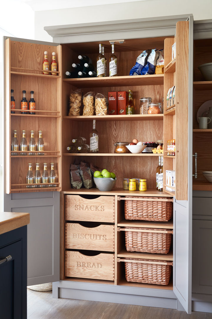 Raynham NAKED Kitchens مطبخ خشب Wood effect larder,storage,wicker baskets,pull out drawers,bespoke