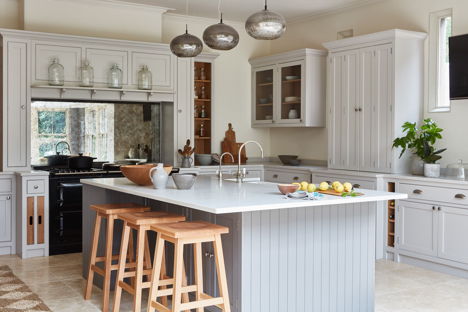 Norfolk Vicarage NAKED Kitchens Cocinas de estilo rural Madera Acabado en madera cabinets,solid oak,cupboards,storage,prep area,family kitchen,classic,island,carrara quartz,stools