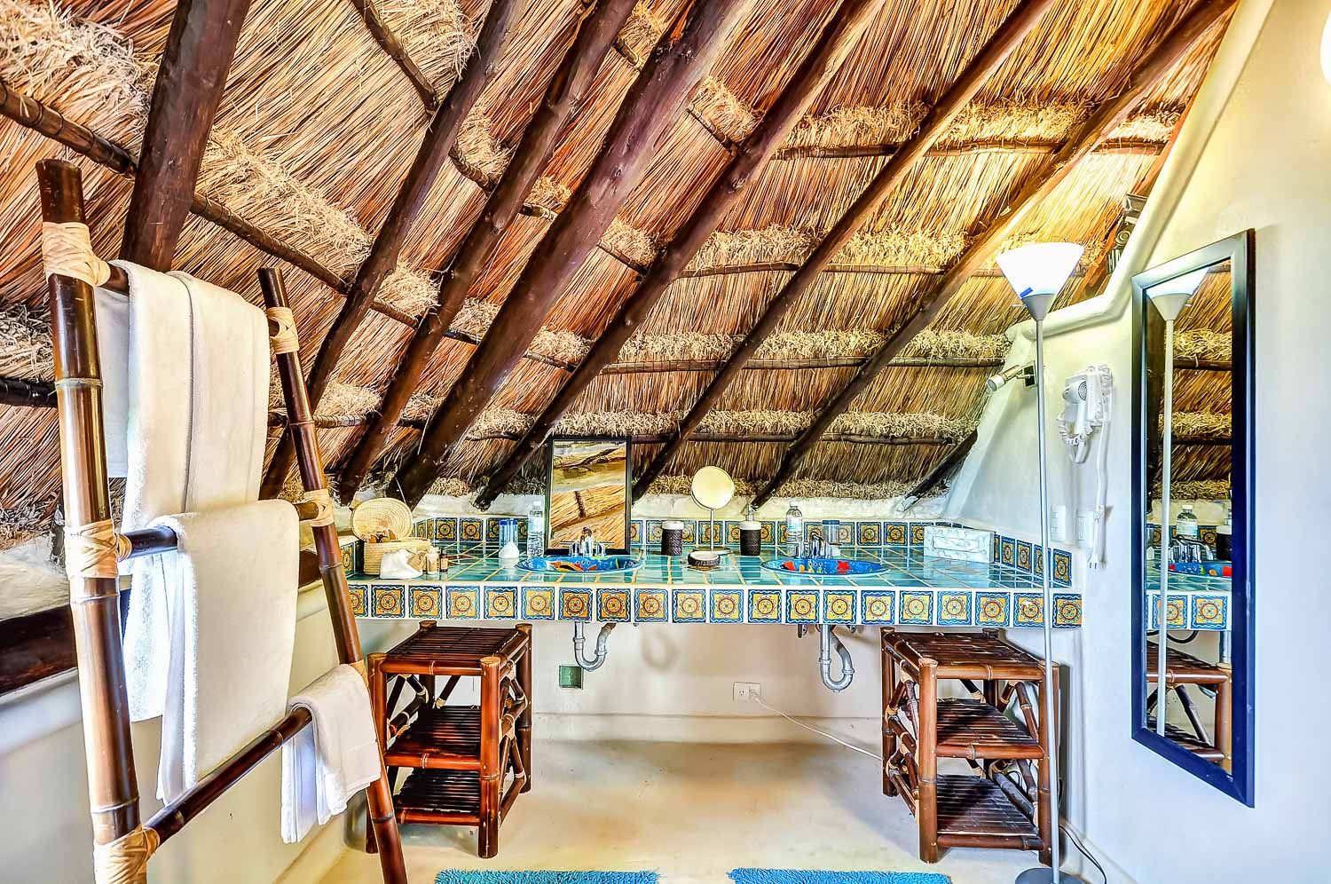 Cabaña style construction DHI Arquitectos y Constructores de la Riviera Maya Baños de estilo rústico