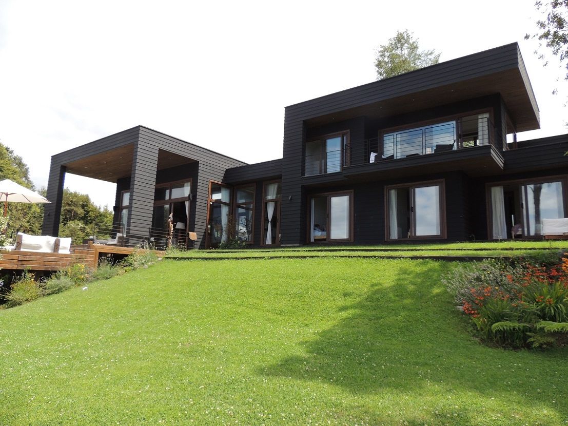 casa en Lago Calafquen Chile, David y Letelier Estudio de Arquitectura Ltda. David y Letelier Estudio de Arquitectura Ltda. モダンな 家