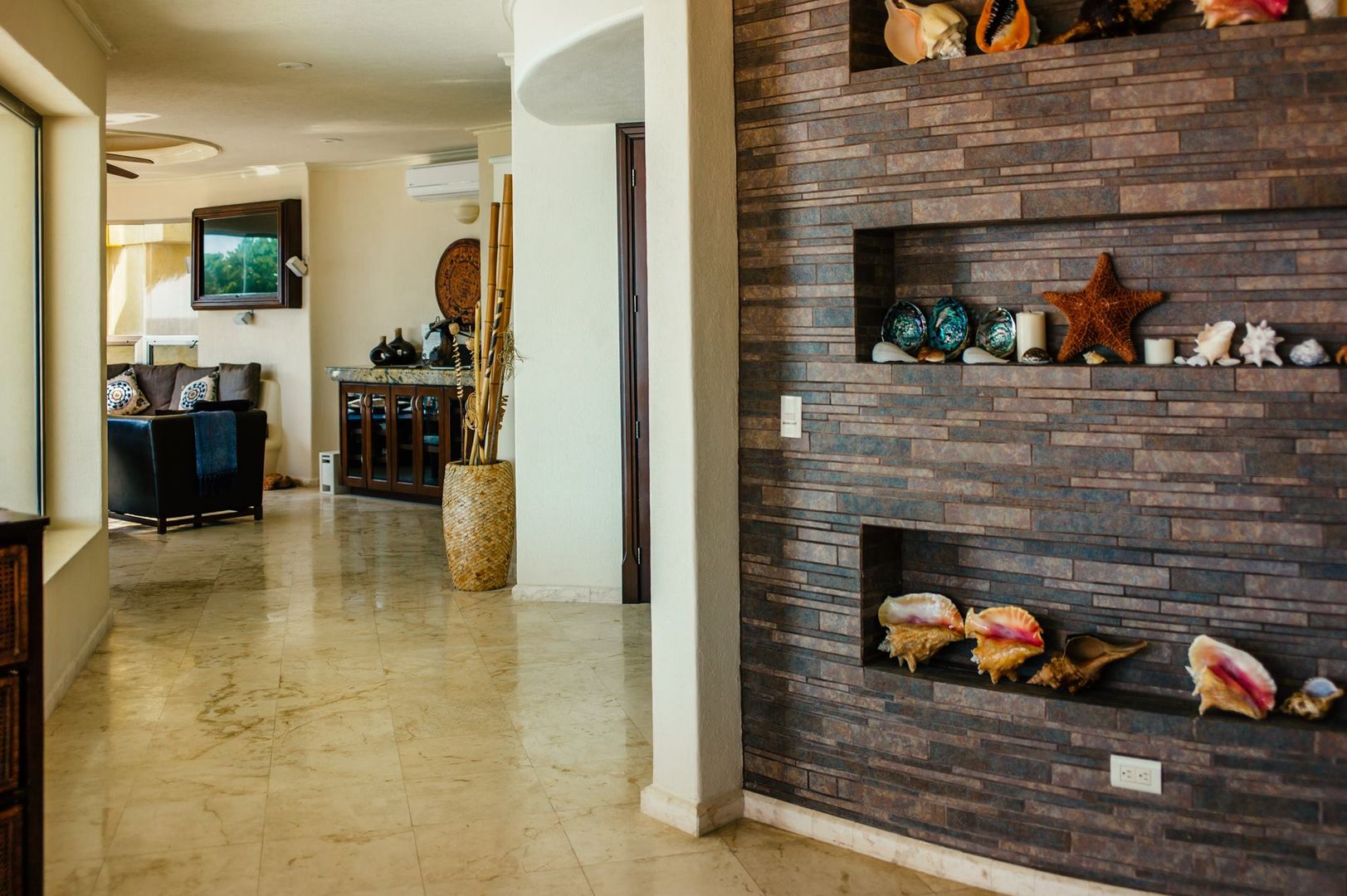 Villa Escapar, DHI Arquitectos y Constructores de la Riviera Maya DHI Arquitectos y Constructores de la Riviera Maya Eclectic style corridor, hallway & stairs