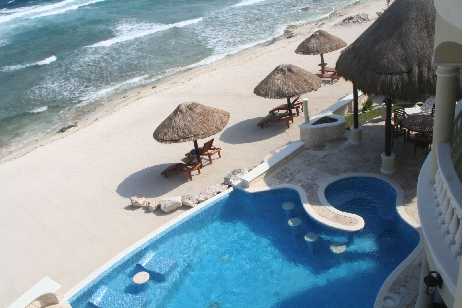 Villa Escapar, DHI Arquitectos y Constructores de la Riviera Maya DHI Arquitectos y Constructores de la Riviera Maya Infinity pool