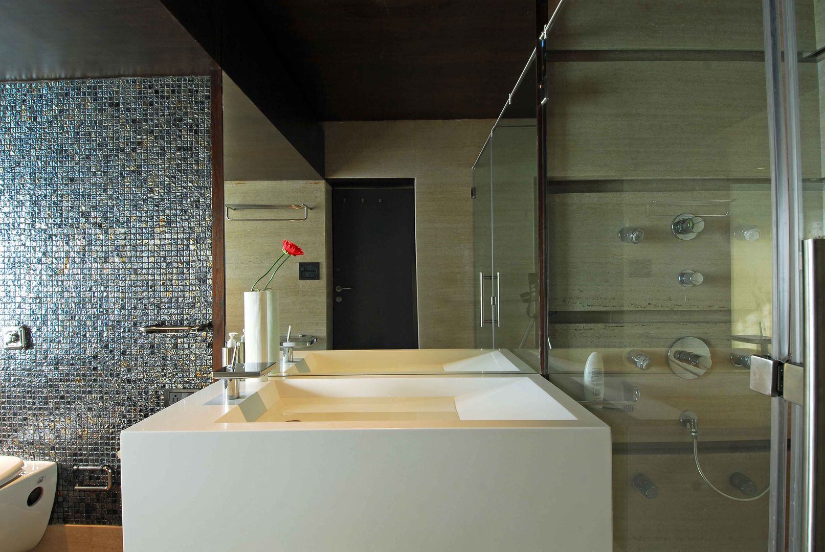 homify Modern bathroom