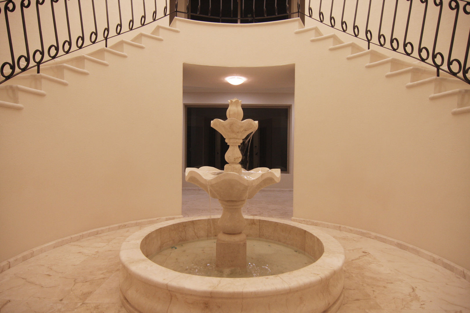 Marble Fountain DHI Riviera Maya Architects & Contractors Pasillos, vestíbulos y escaleras de estilo ecléctico