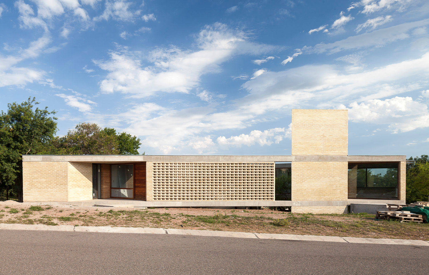 Casa AS, BLTARQ Barrera-Lozada BLTARQ Barrera-Lozada Casas modernas: Ideas, imágenes y decoración casa entre arboles,ladrillo y hormigón,casa con patio,​terraza suspendida,vivienda unifamiliar