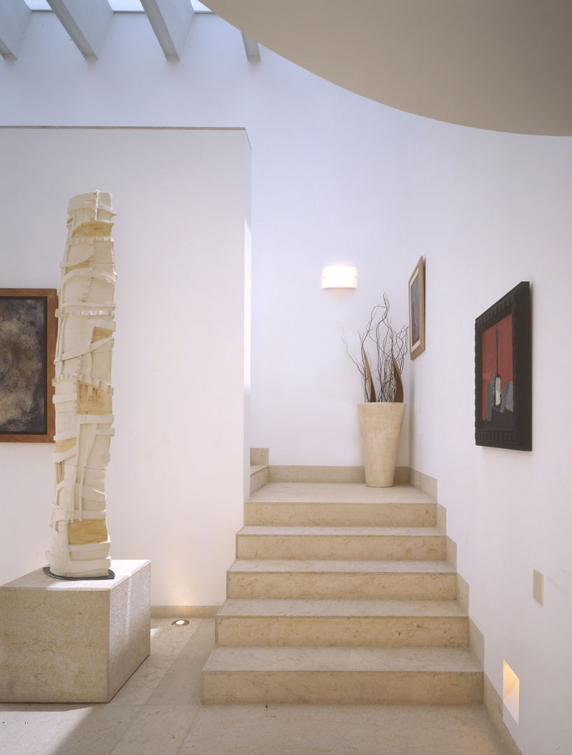 Casa A- R, VÁZQUEZ DEL MERCADO - ARQUITECTURA VÁZQUEZ DEL MERCADO - ARQUITECTURA Modern Corridor, Hallway and Staircase